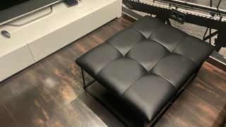 Sofá seccional negro de piel