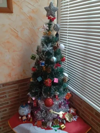 Árbol de Navidad con adornos