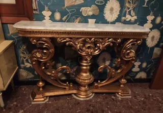 Consola de madera dorada con mármol
