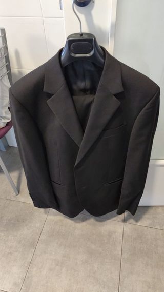Traje de hombre negro marca “Caramelo “