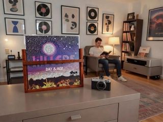 Elegante expositor de madera para discos de vinilo