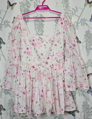 Vestido blanco con flores rosas