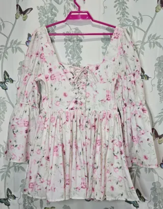 Vestido blanco con flores rosas