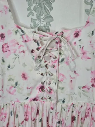 Vestido blanco con flores rosas