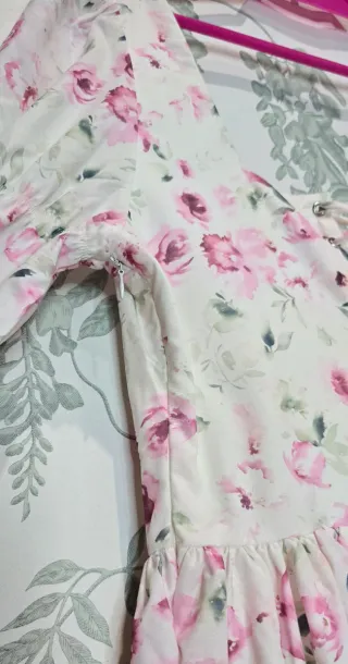 Vestido blanco con flores rosas