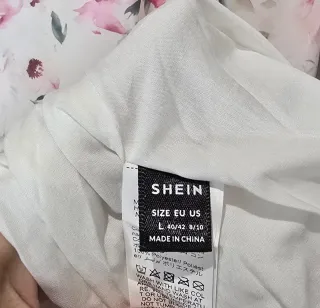 Vestido blanco con flores rosas