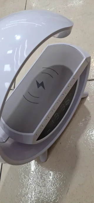 CAEGADOR INALAMBRICO 15W,DESPERTADOR ALTAVOCES NLU