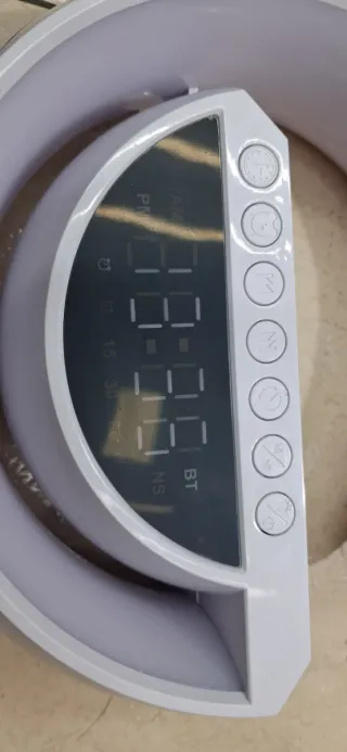 CAEGADOR INALAMBRICO 15W,DESPERTADOR ALTAVOCES NLU