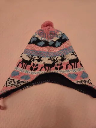 Gorro tejido a mano con pompón y orejeras
