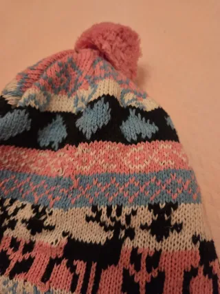 Gorro tejido a mano con pompón y orejeras