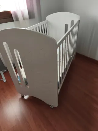 Cuna de bebé blanca como nueva y muchos extras act