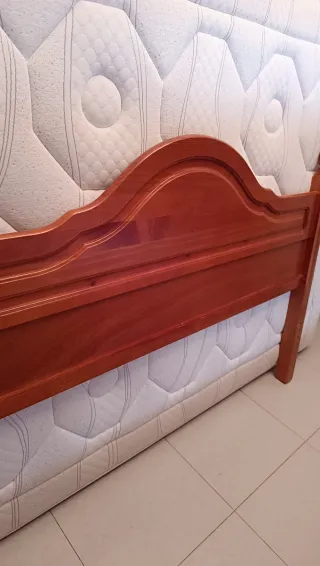 Cabecero de cama de madera maciza.