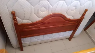 Cabecero de cama de madera maciza.