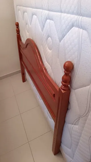 Cabecero de cama de madera maciza.