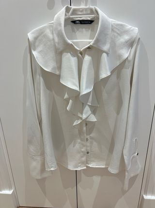 Camisa Zara satinada blanca con volantes