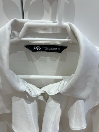 Camisa Zara satinada blanca con volantes