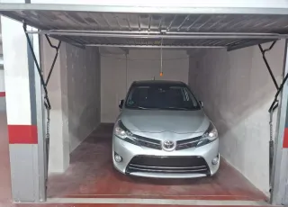 Se alquila o se vende garaje cerrado.