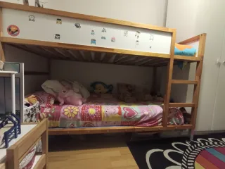 Litera Kura 90 Ikea elevada con dos somier.