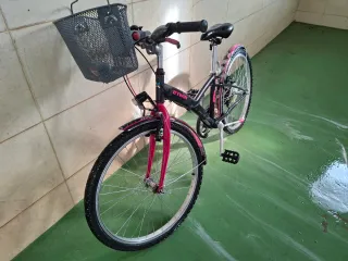 Bicicleta niña Btwin rosa y negra