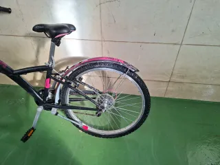 Bicicleta niña Btwin rosa y negra