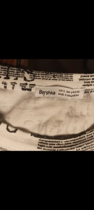 Camiseta manga larga estampado periódico