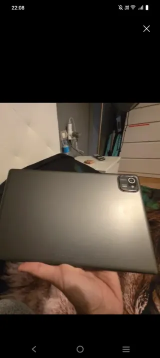 Tablet negra con funda multicolor