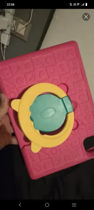 Tablet negra con funda multicolor