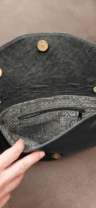 Bolso de piel negro con diseño