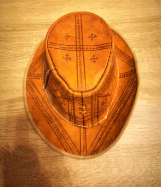 Sombrero de cuero marrón