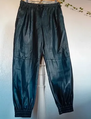 Pantalón Zara efecto piel negro