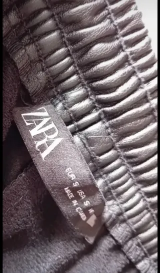 Pantalón Zara efecto piel negro