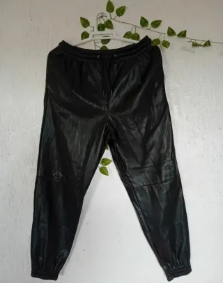 Pantalón Zara efecto piel negro