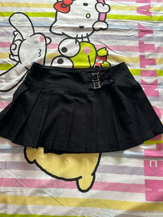 Falda negra con hebillas