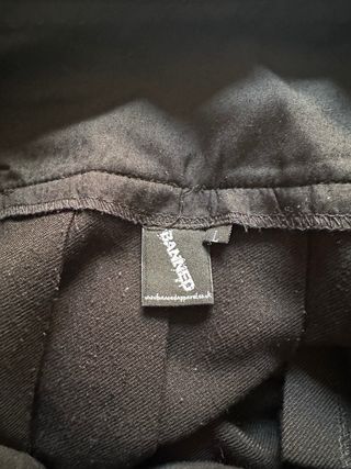 Falda negra con hebillas