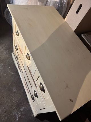 Cómoda de madera beige con cajones