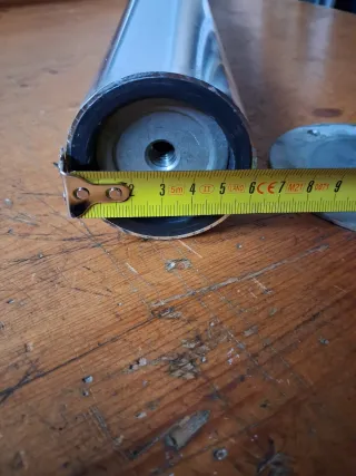 Mesa de trabajo de madera con patas regulables