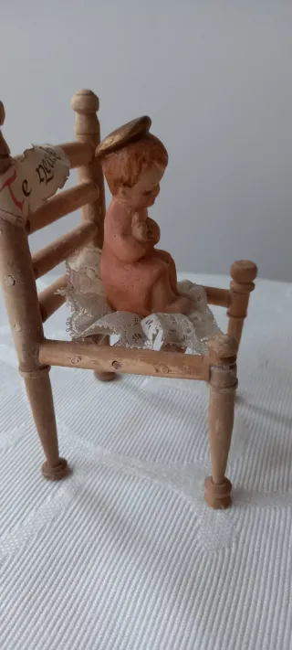 Niño Jesús en silla de madera