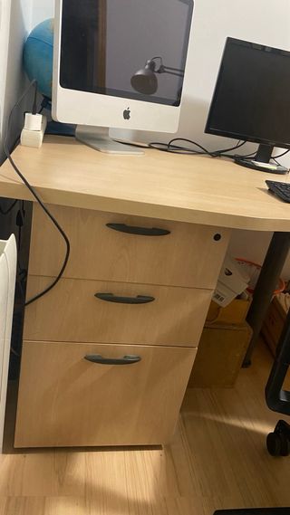 Escritorio de madera con patas metálicas