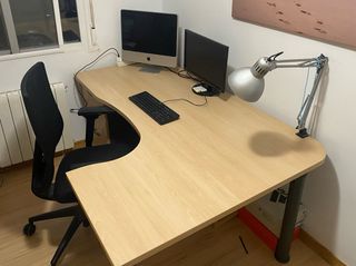 Escritorio de madera con patas metálicas