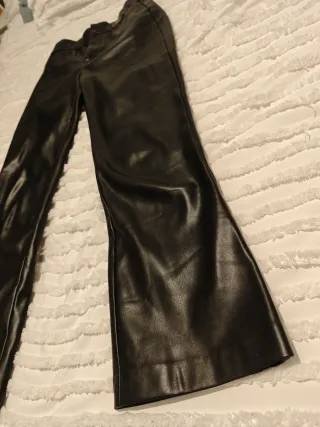 Pantalón cuero Stradivarius negro