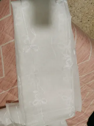 Cortinas blancas con bordado de lazo