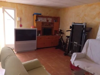 Muebles de madera y plástico