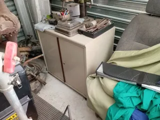 Muebles de madera y plástico