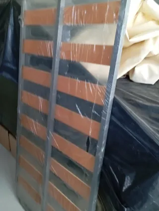 Muebles de madera y plástico