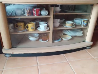 Muebles de madera y plástico