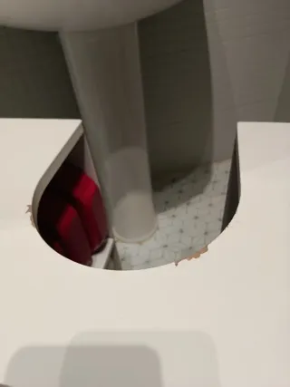 Mueble bajo lavabo blanco y madera