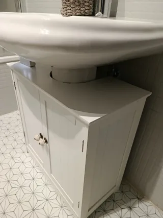 Mueble bajo lavabo blanco y madera