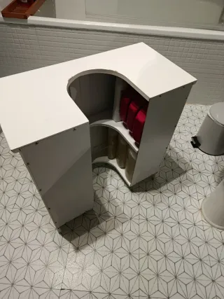 Mueble bajo lavabo blanco y madera