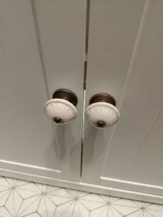 Mueble bajo lavabo blanco y madera