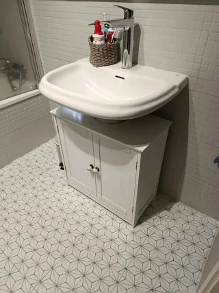 Mueble bajo lavabo blanco y madera